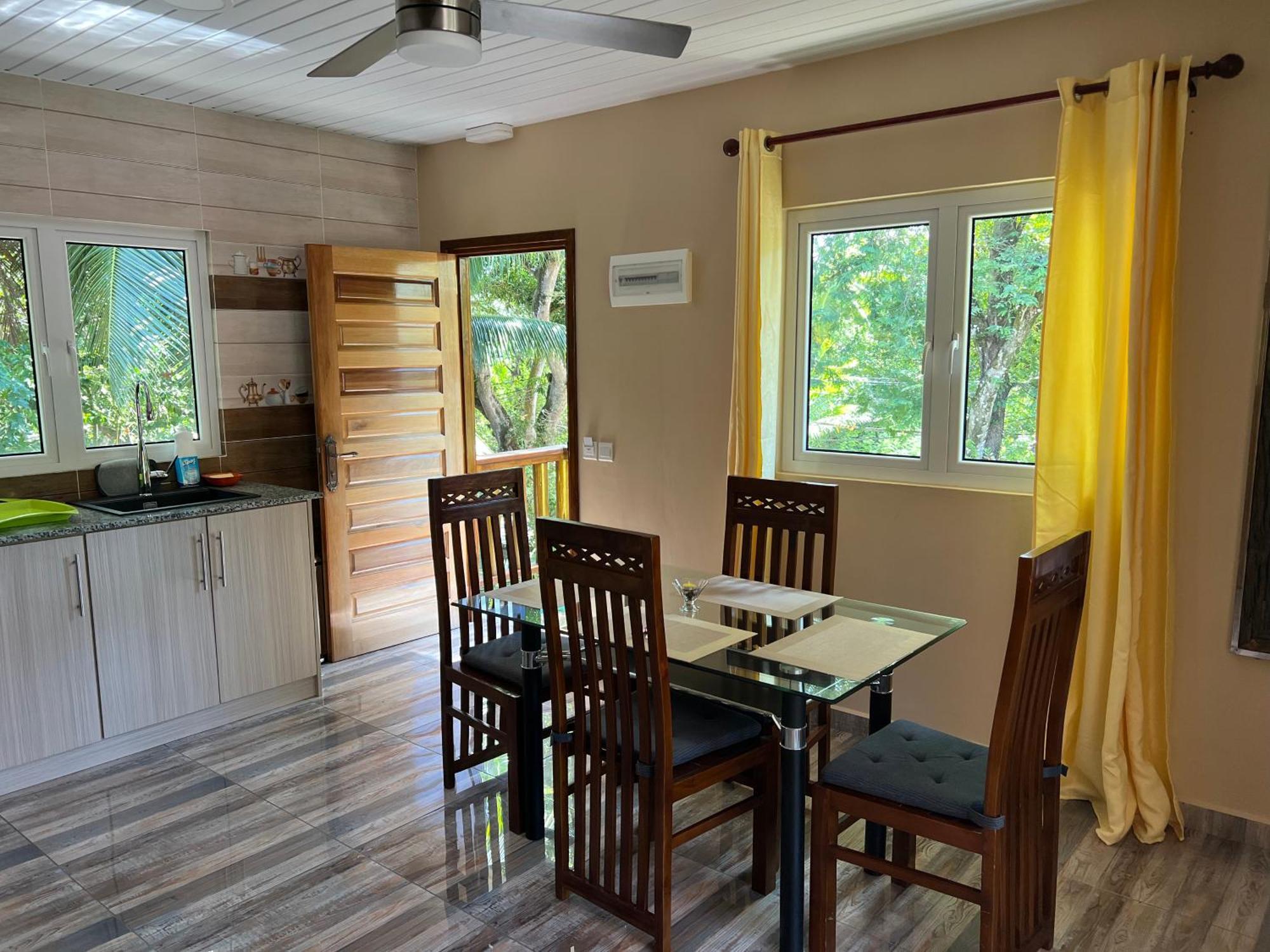 Chloe'S Cottage Self-Catering ลาดิก ภายนอก รูปภาพ