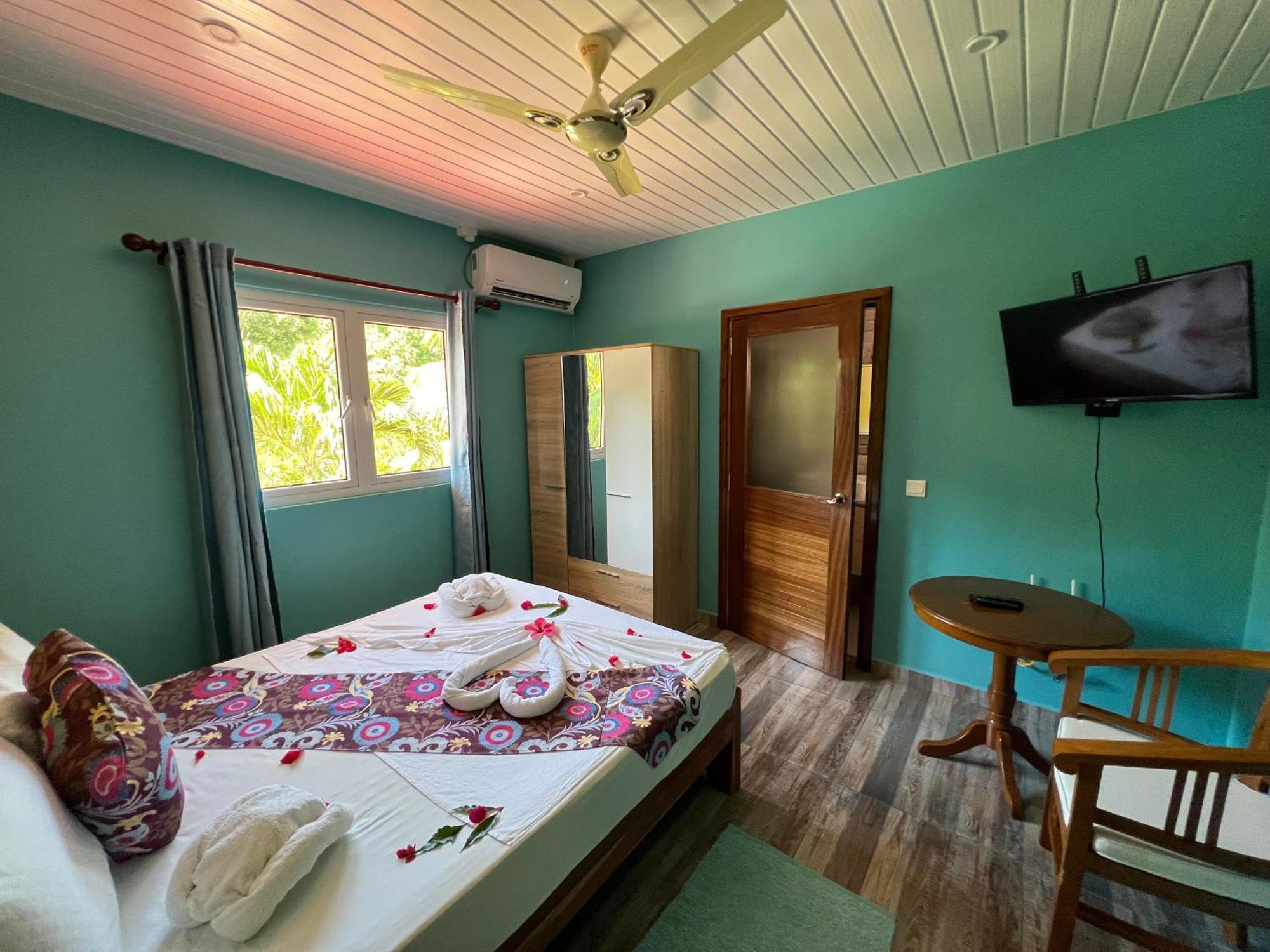 Chloe'S Cottage Self-Catering ลาดิก ภายนอก รูปภาพ