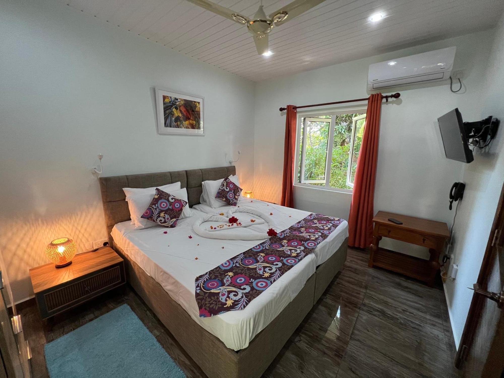 Chloe'S Cottage Self-Catering ลาดิก ภายนอก รูปภาพ