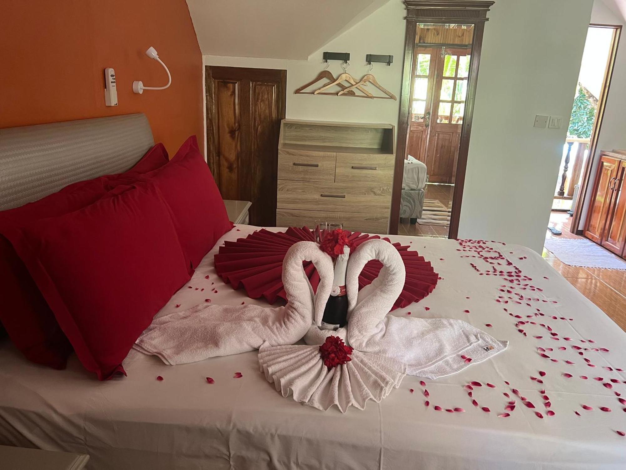 Chloe'S Cottage Self-Catering ลาดิก ภายนอก รูปภาพ
