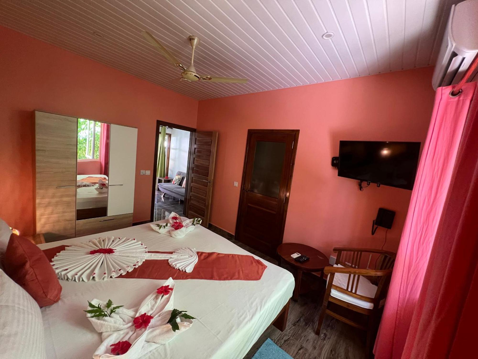 Chloe'S Cottage Self-Catering ลาดิก ภายนอก รูปภาพ