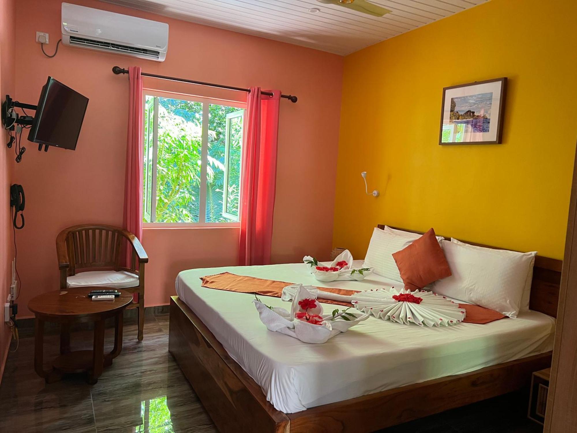 Chloe'S Cottage Self-Catering ลาดิก ภายนอก รูปภาพ